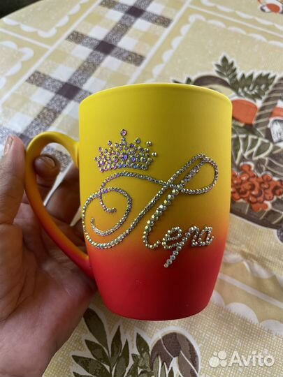Инкрустация стразами на кружке