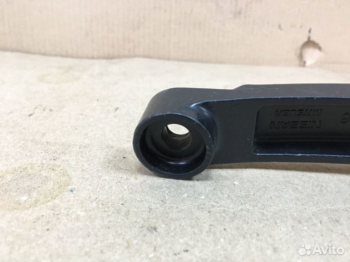 Поводок дворника правый Nissan Almera G15