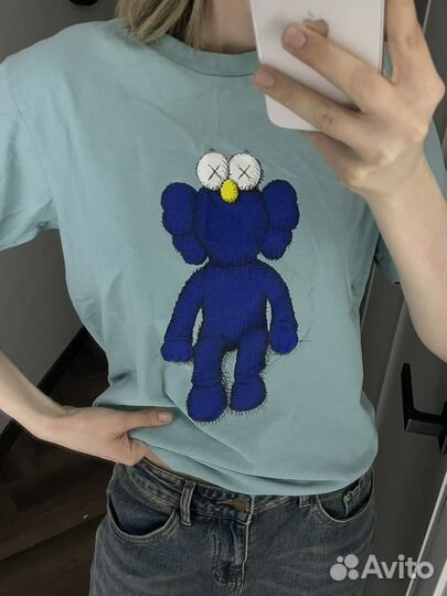 Футболка uniqlo kaws