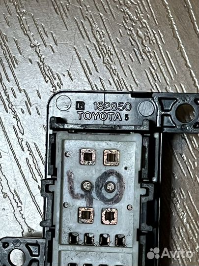 Кнопка регулировка сидения Toyota Camry XV40