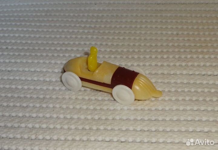 Машинка маленькая. СССР. колкий пластик. Игрушка