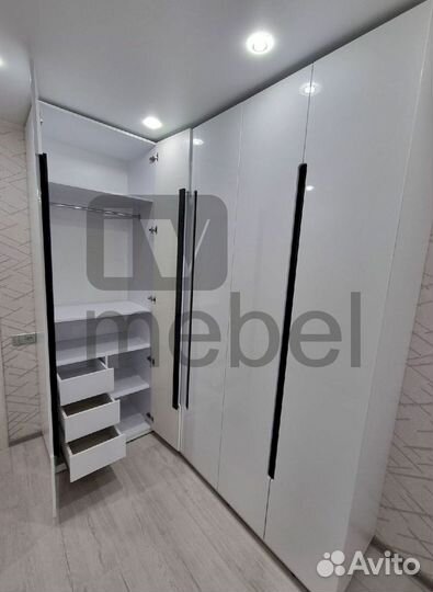 Книжный шкаф