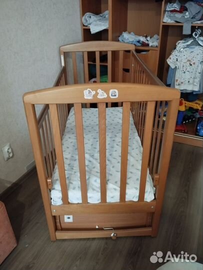 Детская кроватка с маятником и ящиком