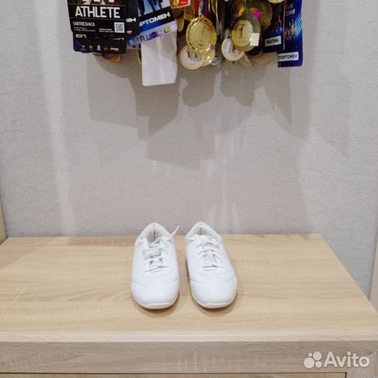 Кроссовки женские