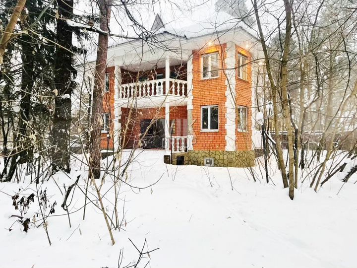 Коттедж 410 м² на участке 22 сот.