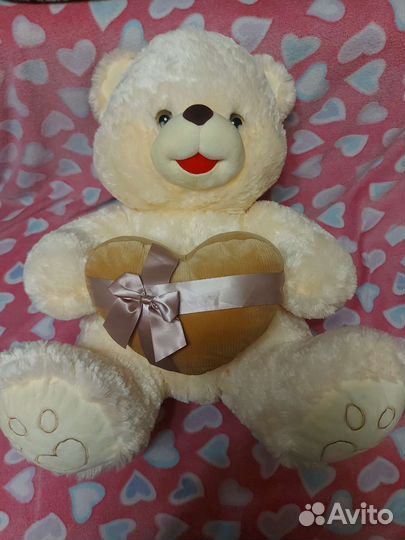 Большой плюшевый медведь