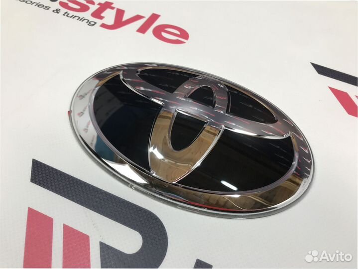 Эмблема в решетку Toyota Land Cruiser 200