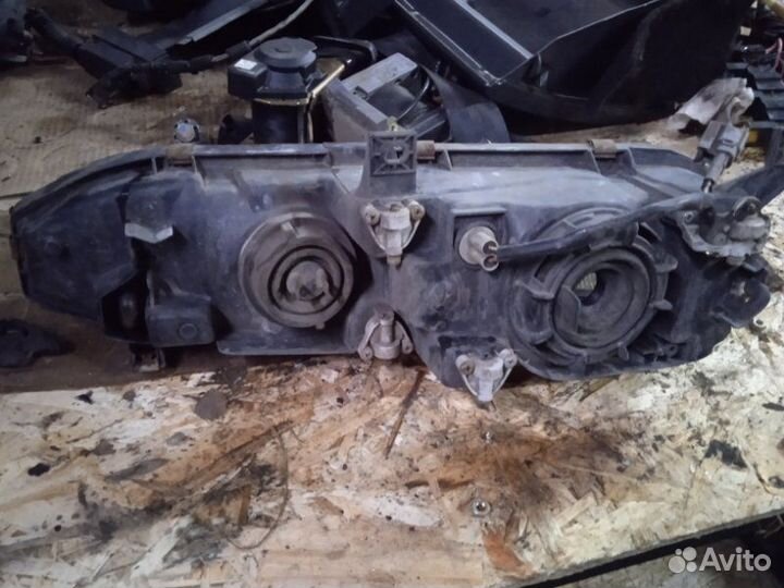 Фара галогеновая передняя правая Mitsubishi Galant