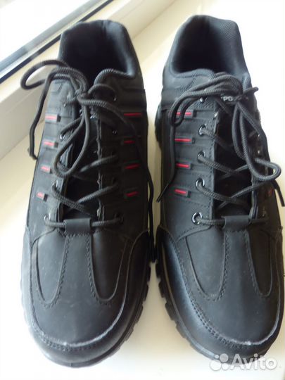 Новые кроссовки 42 размера