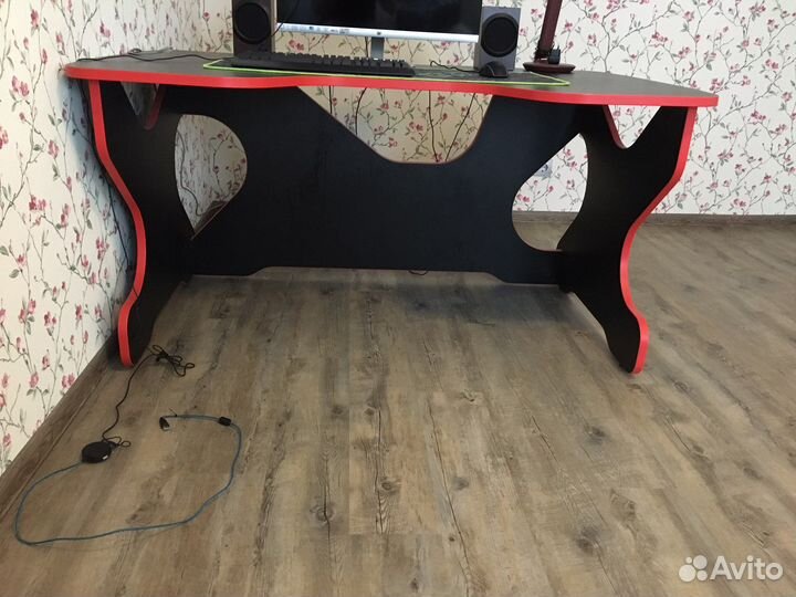 Компьютерный стол игровой