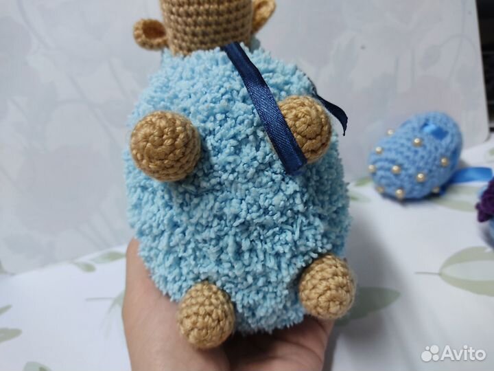 Пасхальная вязаная овечка и пасхальные яйца