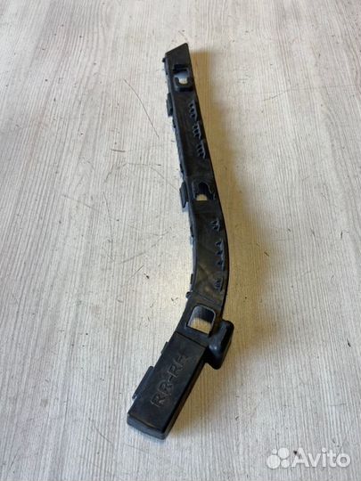 Кронштейн бампера задний правый Kia Rio 3