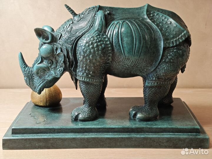 Скульптура Носорог в кружевах. Сальвадор Дали