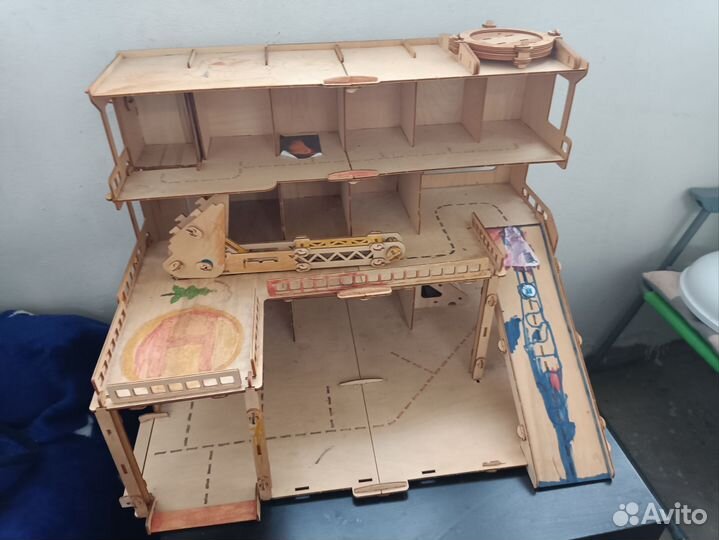 Деревянная парковка для машинок