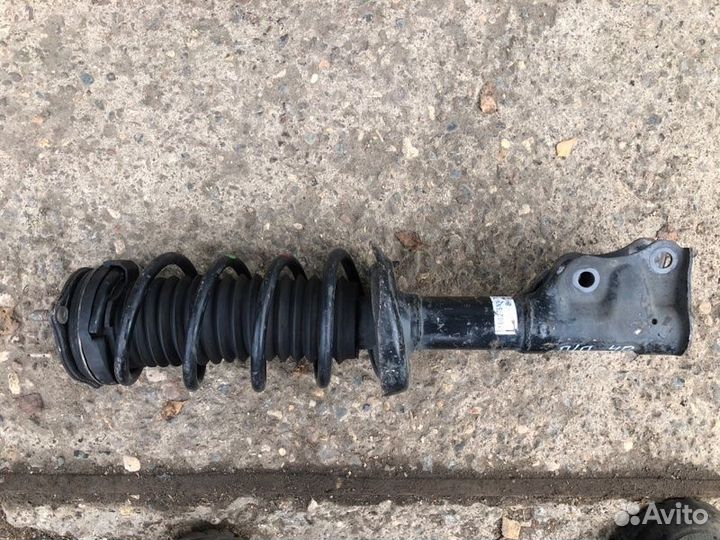 Стойка амортизатора передняя правая Honda Civic 8