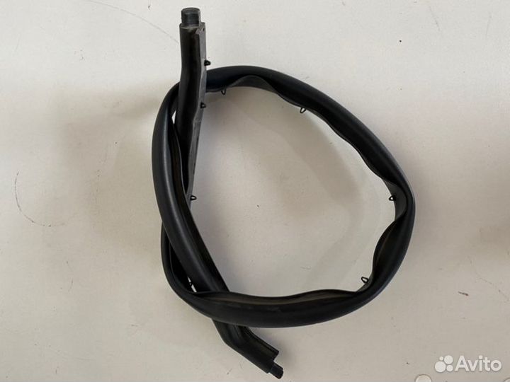 Уплотнитель капота Toyota Land Cruiser prado 150