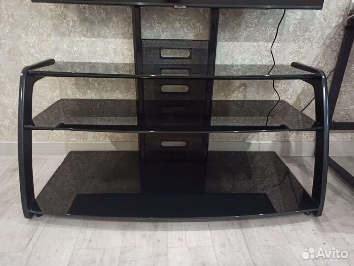 Стеклянная тумба с кронштейном