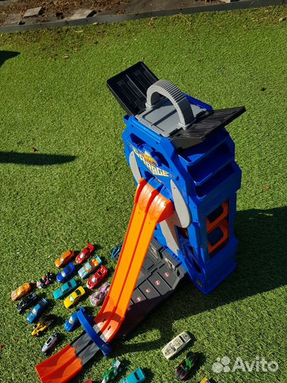 Парковка-гараж Hot wheels mega rally с лифтом