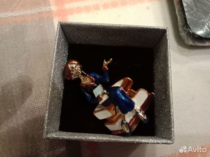 Брошь Учительница с книжками