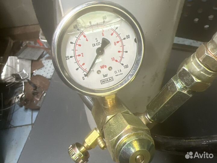 Баллон с азотом для заправки гидромолота