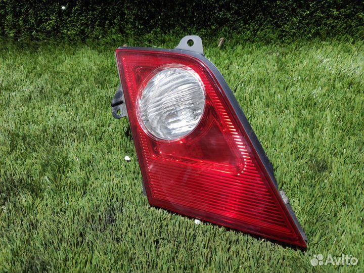 Вставка между стопов задняя правая Nissan Fuga Y50