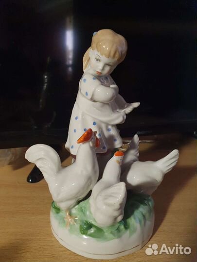 Статуэтка Дулево СССР. Девочка кормит кур. 1963г