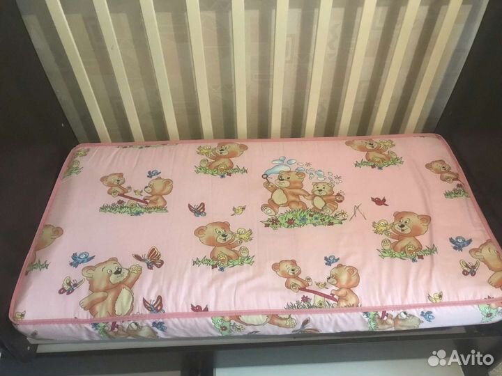 Детская кроватка с маятником