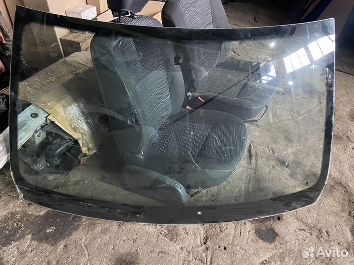 Стекло лобовое Renault Sandero 1 09-14г