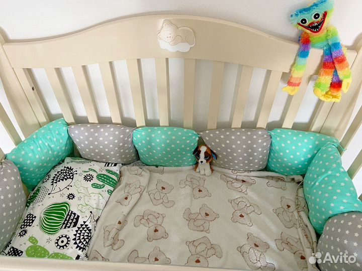 Детская кроватка с маятником и комодом