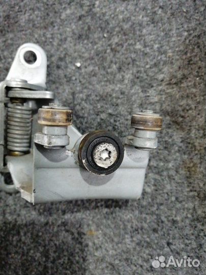 Ролик раздвижной двери задний правый Toyota Noah