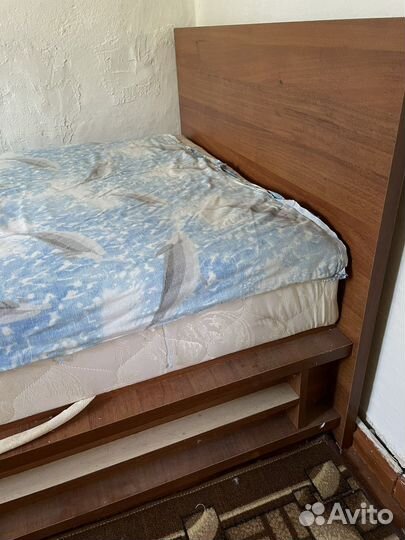 Кровать односпальная с подъемным механизмом