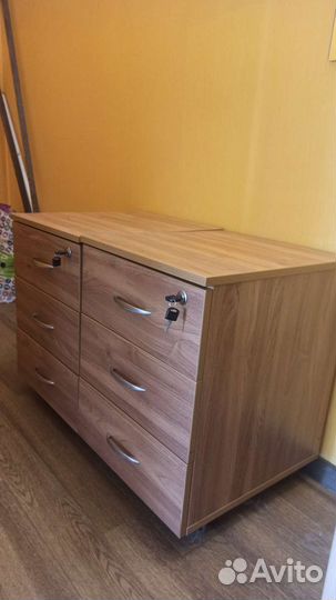 Тумба с отделением на замке