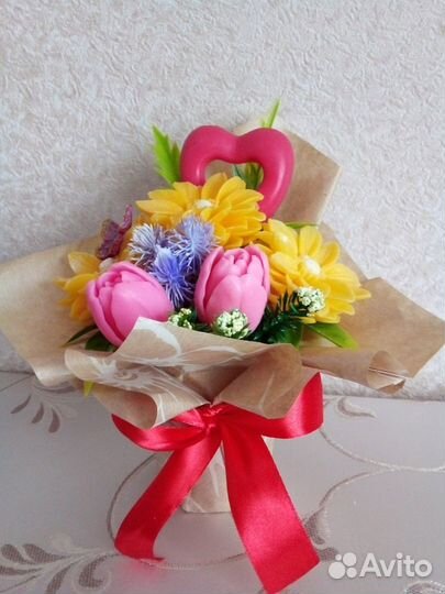 Продам букеты из тюльпанов и ромашек и роз из мыла