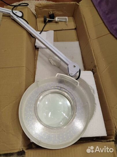 Кольцевая лампа-лупа с подсветкой и креплением