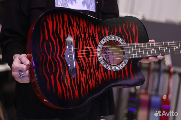 Гитара красная