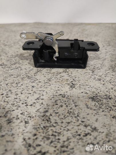 Замок багажника задний Volkswagen Transporter T5