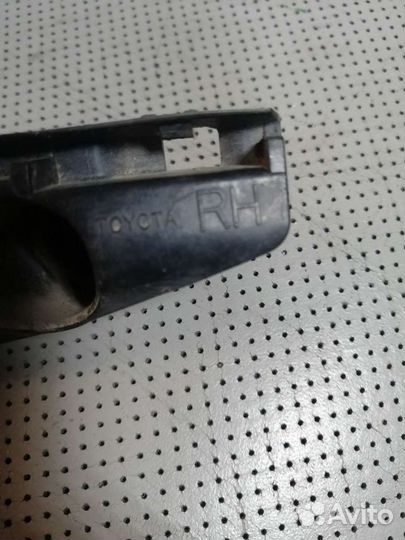 Toyota Crown крепление крыла правое