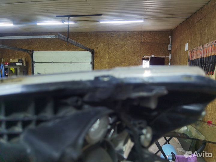 Фара галогеновая передняя правая Toyota Avensis