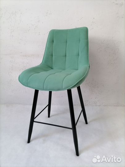 Полубарный стул