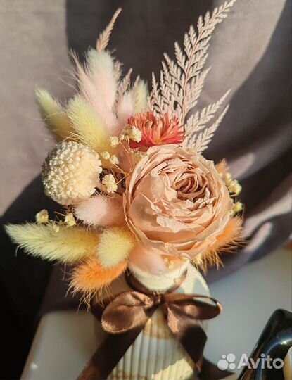 Букет из сухоцветов и цветов в вазе