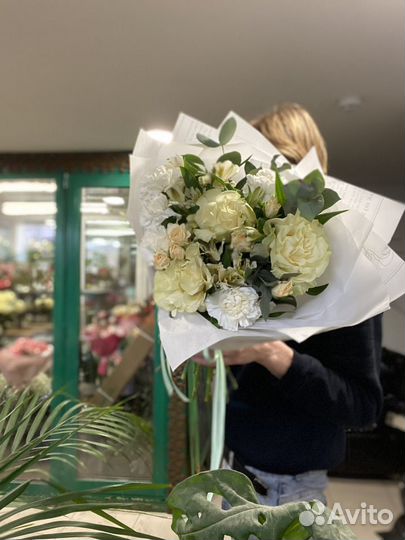 Букет с французскими белыми розами, альстромерией