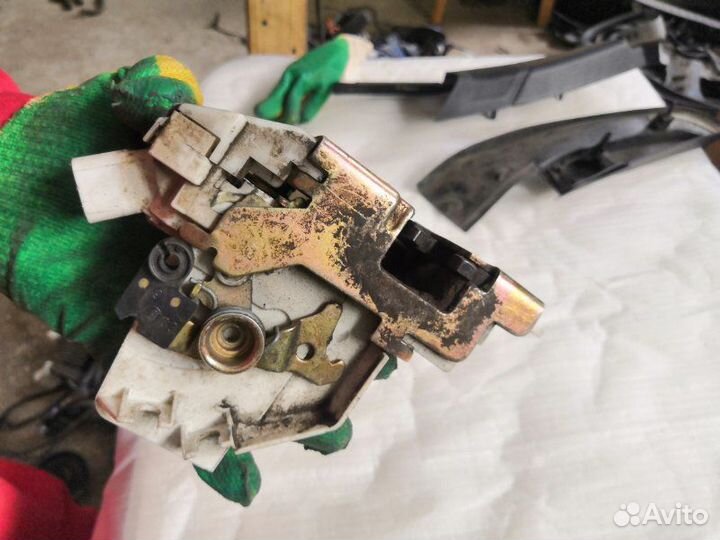 Замок боковой двери задний левый Ford Mondeo 3