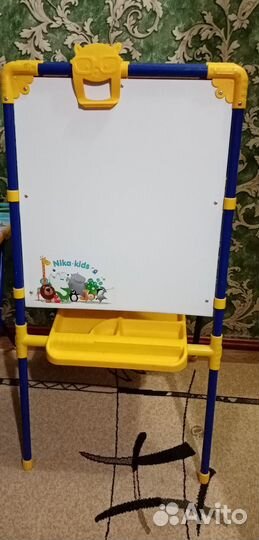 Мольберт, стол, стульчик