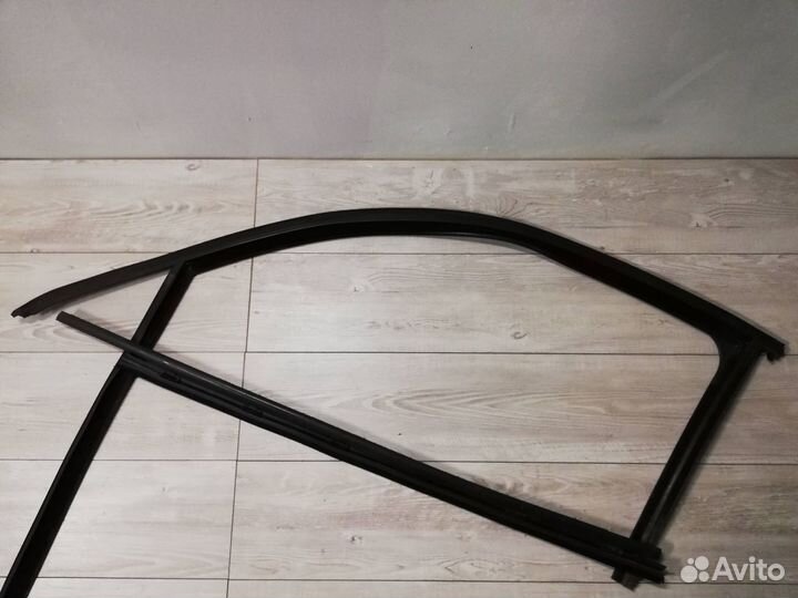 Уплотнитель стекла левой двери Volvo C30