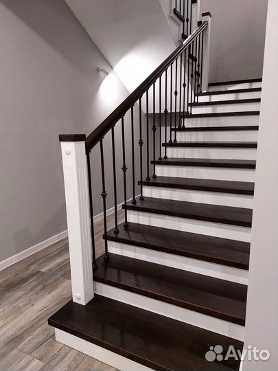 Отделка деревом лестницы на второй этаж