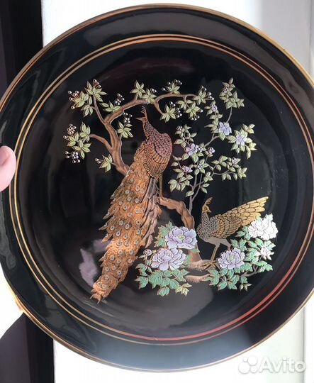 Настенная тарелка с павлинами