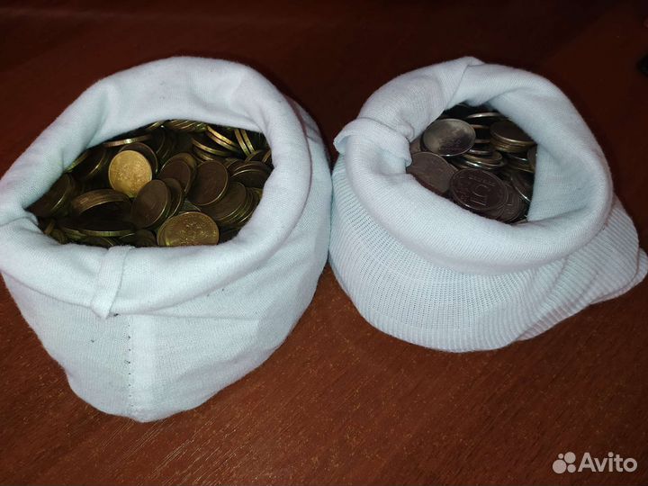 Монеты номиналом 5, 10 рубле