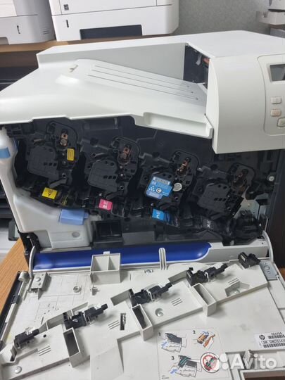 Принтер цветной HP Color LaserJet CP3525dn