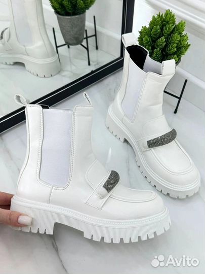 Новые женские осенние белые ботинки челси