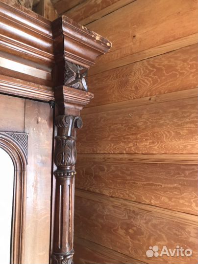 Старинный антикварный шкаф с зеркалом